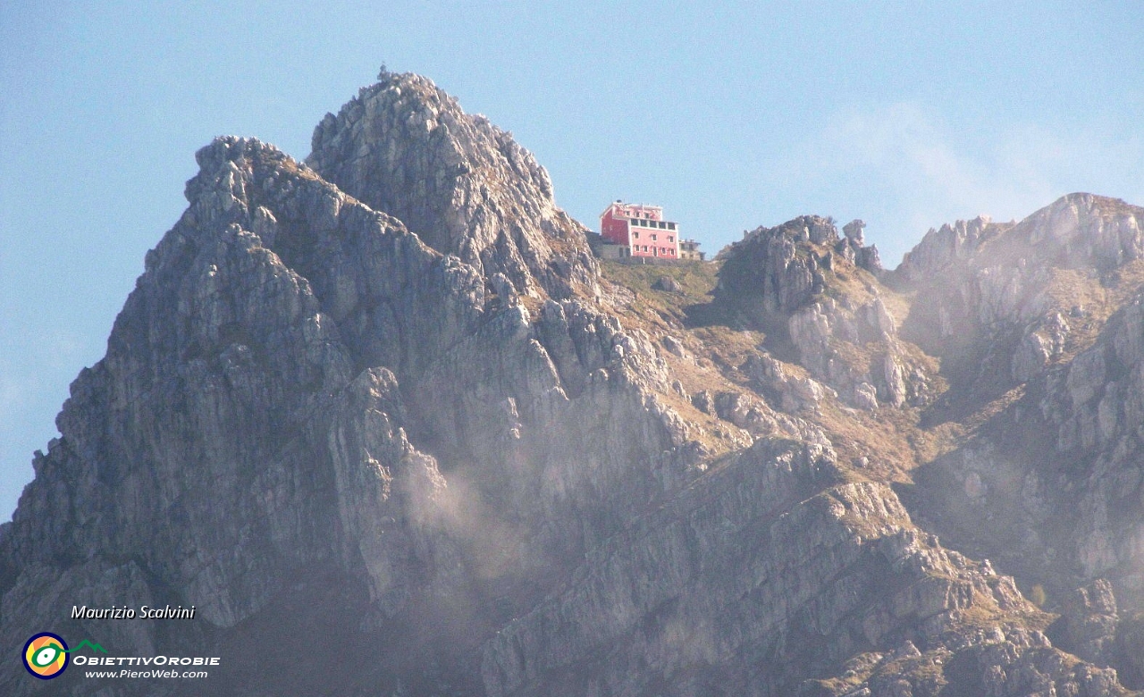 04 Zoommata sulla Punta Cermenati e il Rifugio Azzoni....JPG